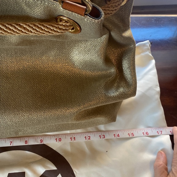 🦊 Micheal Kors large golden handbag. EUC. - Picture 5 of 13